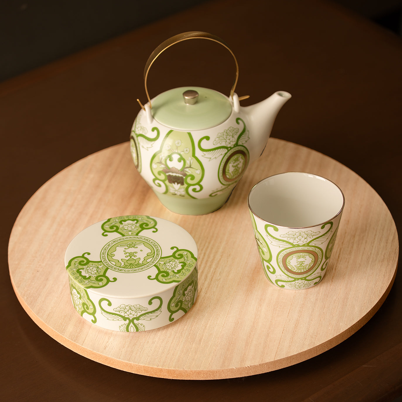 Old Imari floral pattern single-tiered bento box, Japan Tea, in a gift box.