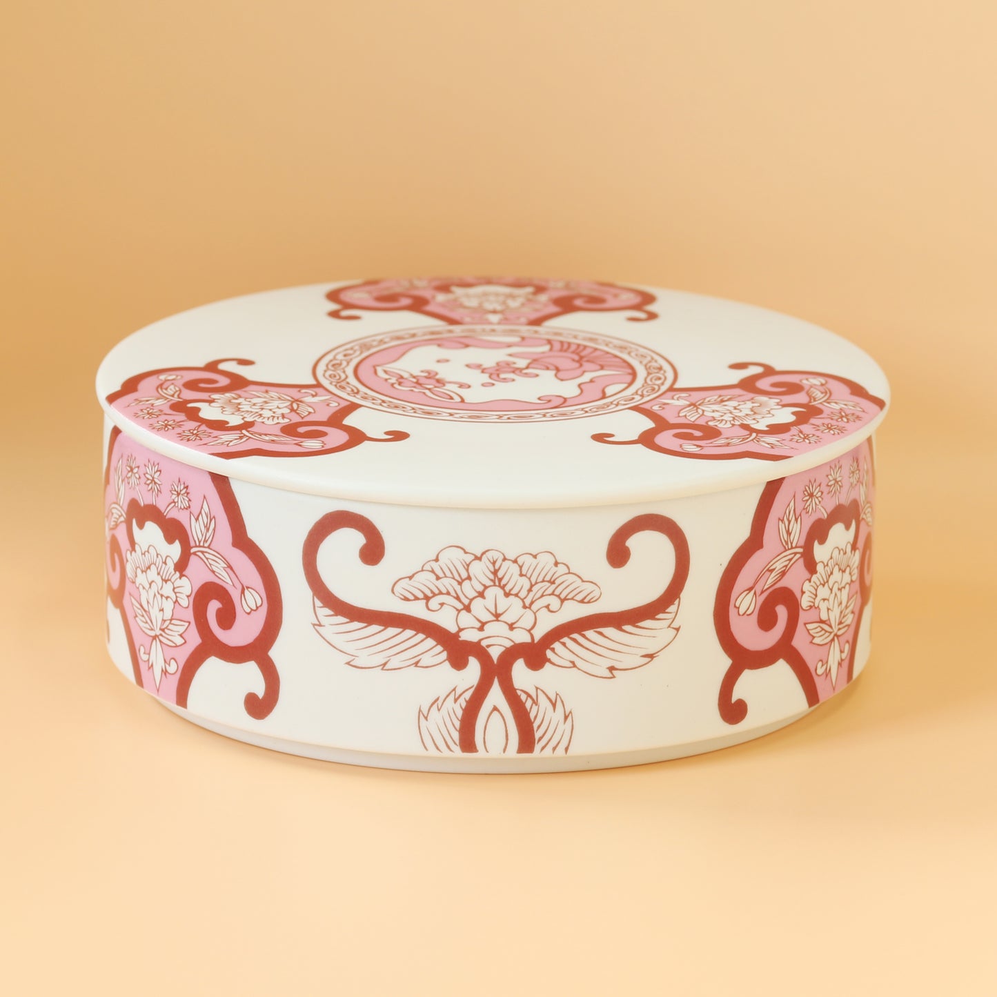 Old Imari floral pattern single-tiered bento box, wine red, in a presentation box.