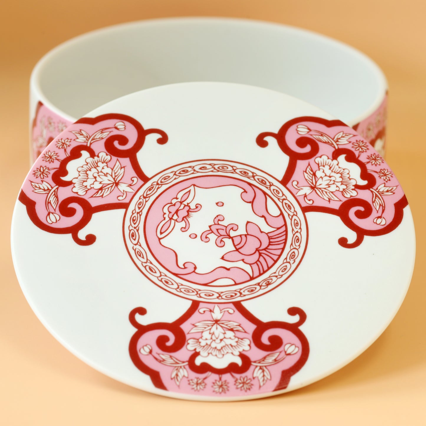 Old Imari floral pattern single-tiered bento box, wine red, in a presentation box.