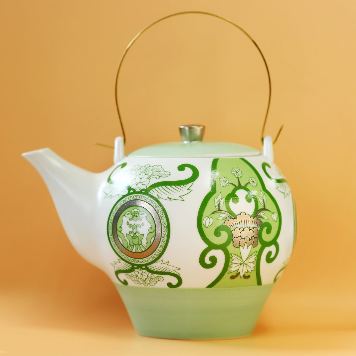 Old Imari floral pattern rock cup, Japan Tea