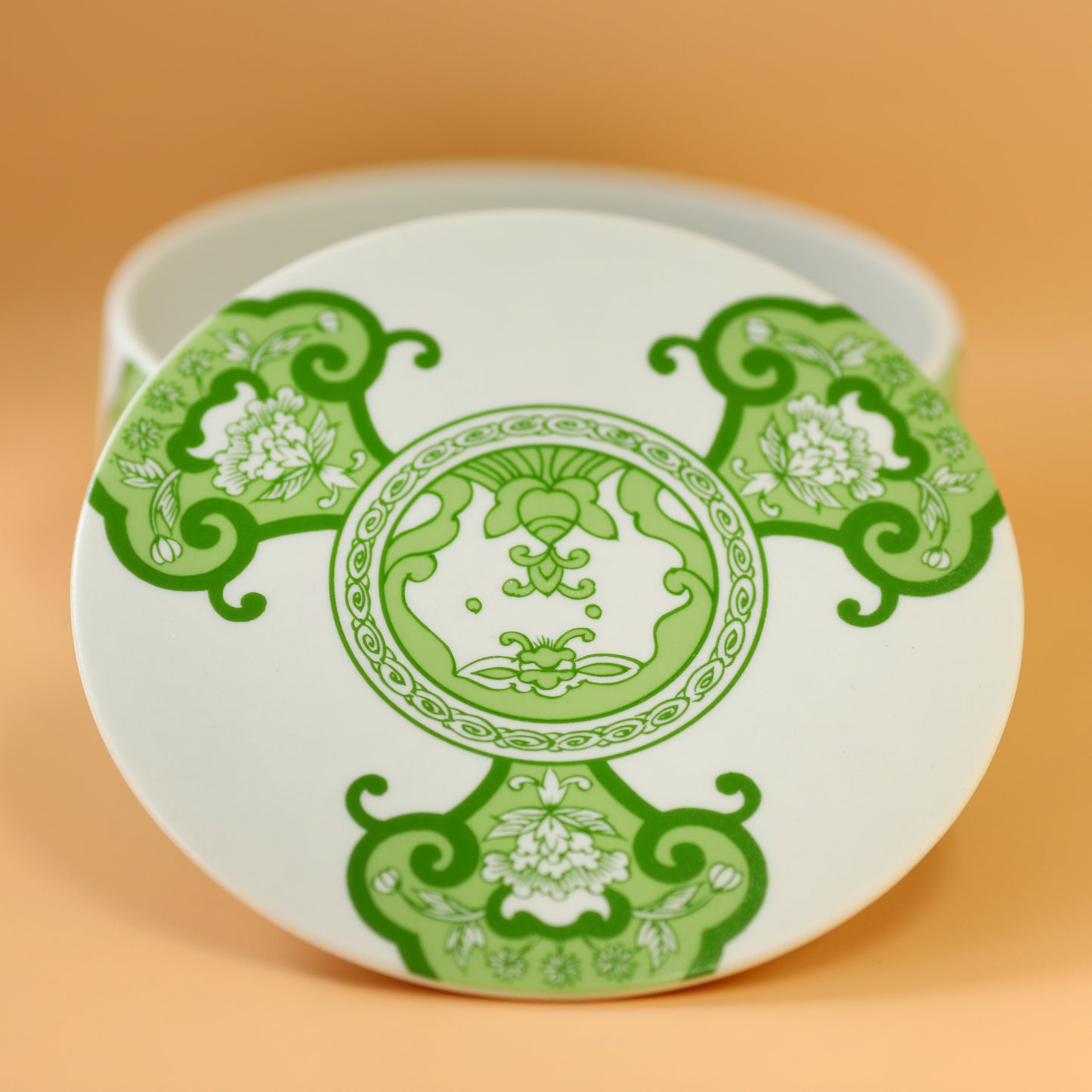 Old Imari floral pattern single-tiered bento box, Japan Tea, in a gift box.