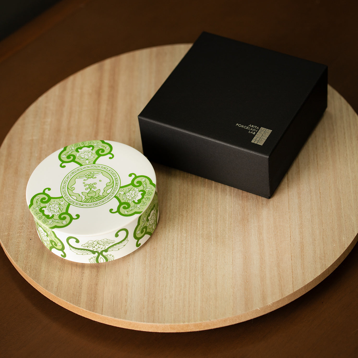 Old Imari floral pattern single-tiered bento box, Japan Tea, in a gift box.