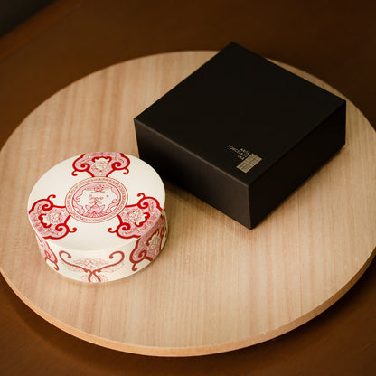 Old Imari floral pattern single-tiered bento box, wine red, in a presentation box.