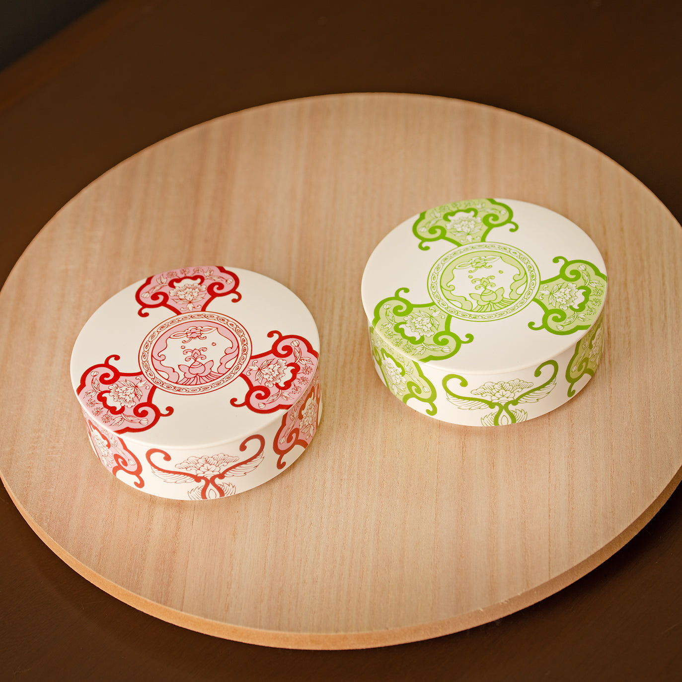 Old Imari floral pattern single-tiered bento box, wine red, in a presentation box.