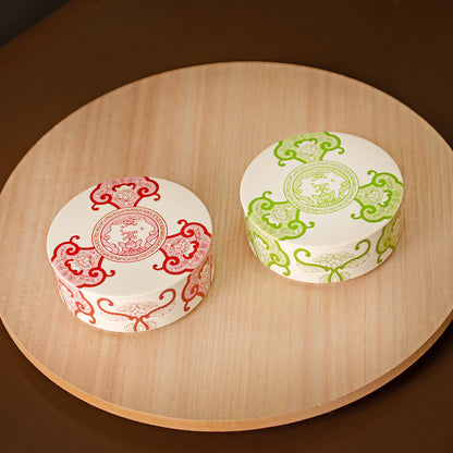 Old Imari floral pattern single-tiered bento box, wine red, in a presentation box.