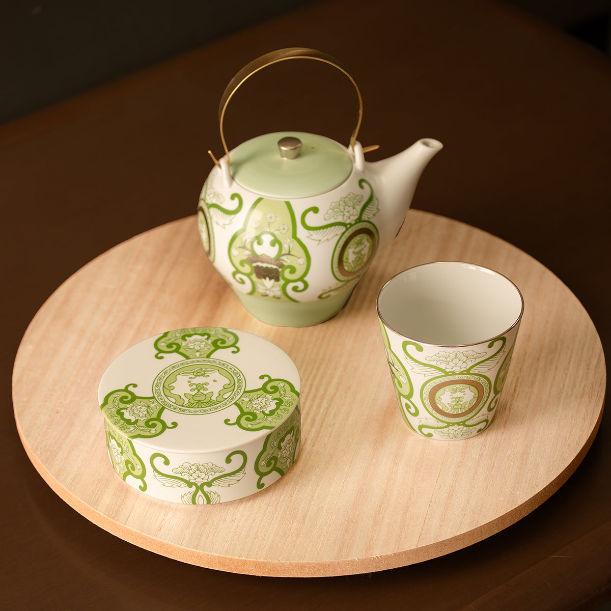 Old Imari floral pattern rock cup, Japan Tea