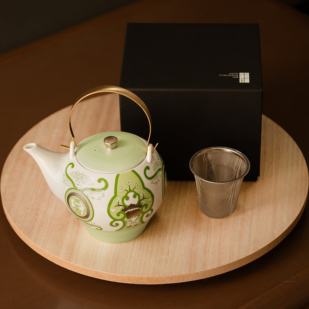 Old Imari floral pattern rock cup, Japan Tea